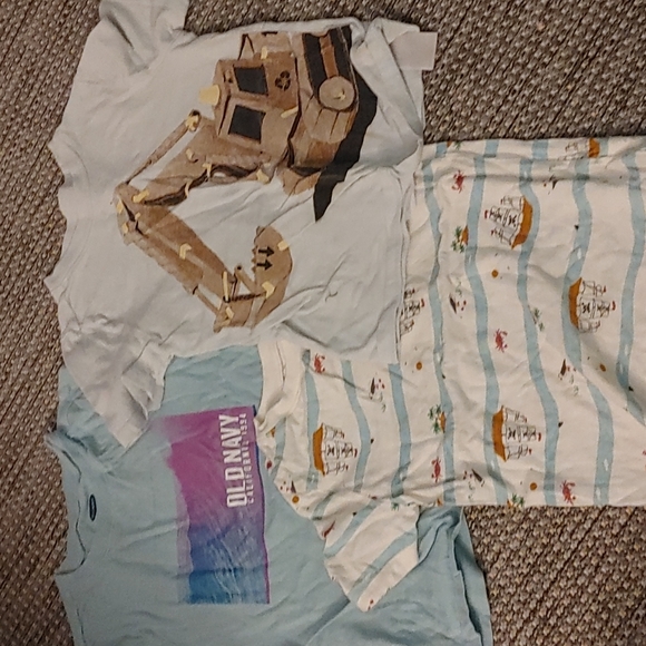 Boys Old Navy tee bundle 5T - Picture 1 of 5
